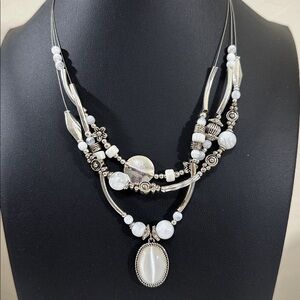 Avon SP Vintage 3 Strand Wire White Howlite Bead  Silvertone Pendant Necklace